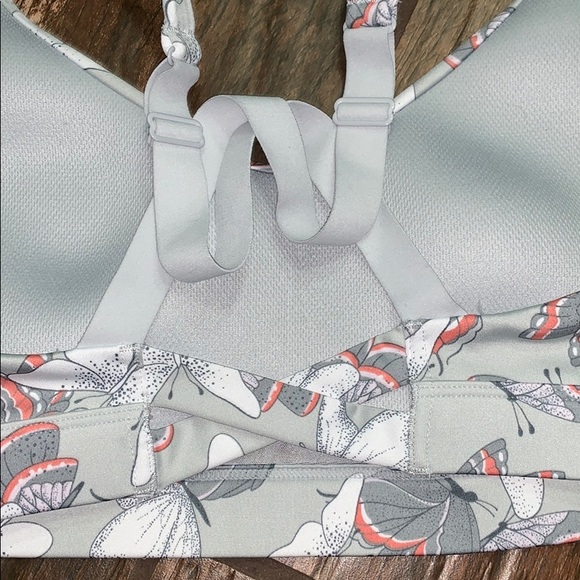 VS LIGHTWEIGHT SPORTS BRA. Medium - Picture 4 of 5